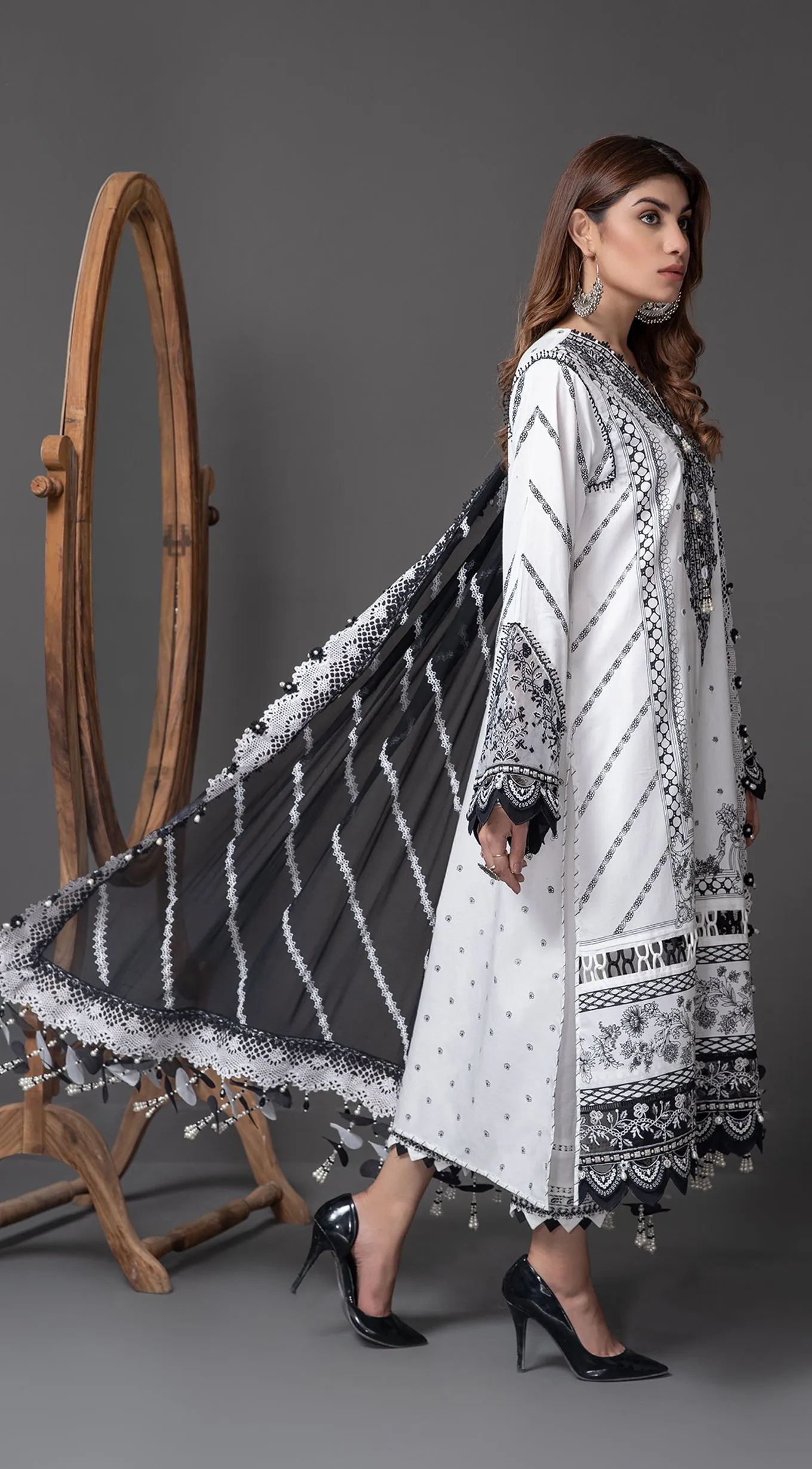 Anaya by Kiran Chaudhry Monochrome Mystique Lawn Collection 2022 – URWA