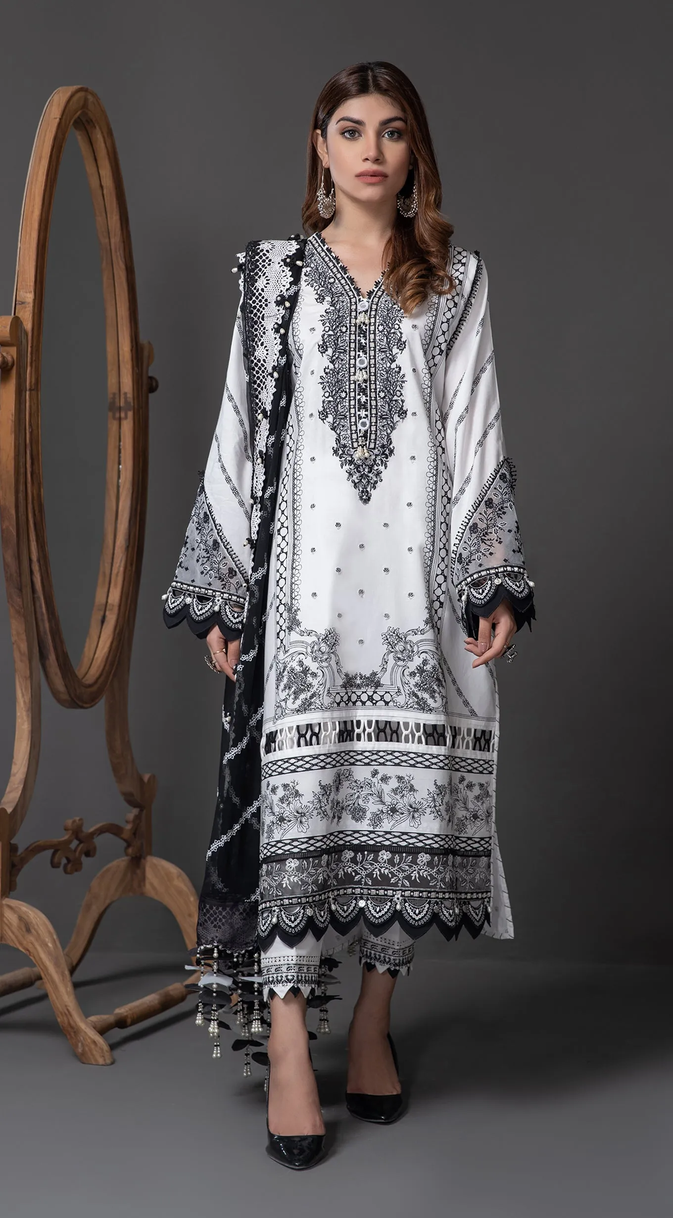 Anaya by Kiran Chaudhry Monochrome Mystique Lawn Collection 2022 – URWA