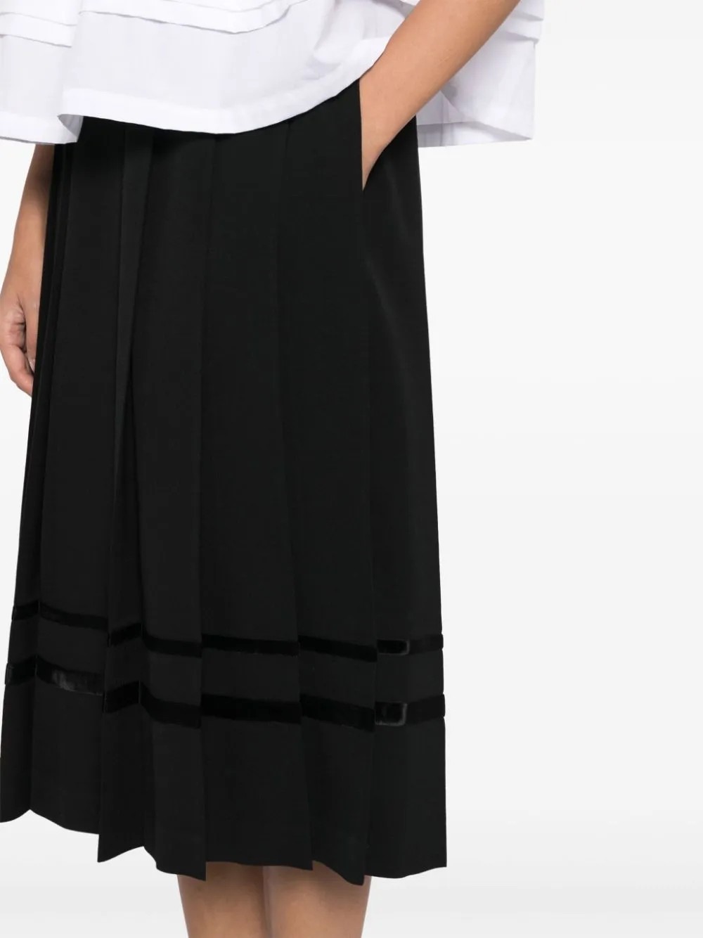 Pleated Skirt With Line Hem